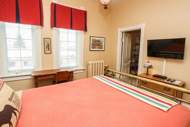 Habitación Canada con cama doble y baño en suite