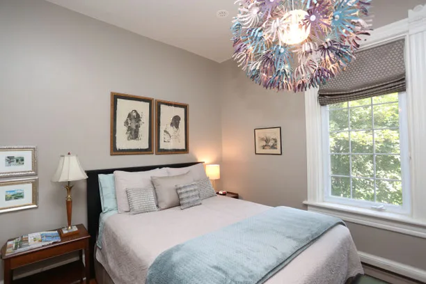 Habitación Radford con cama queen y baño en suite
