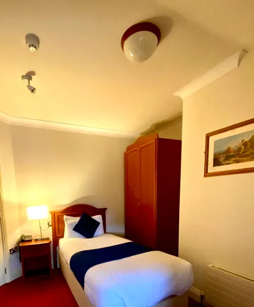 An Crúiscín Lán Hotel