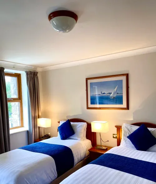 An Crúiscín Lán Hotel