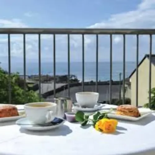 An Crúiscín Lán Hotel