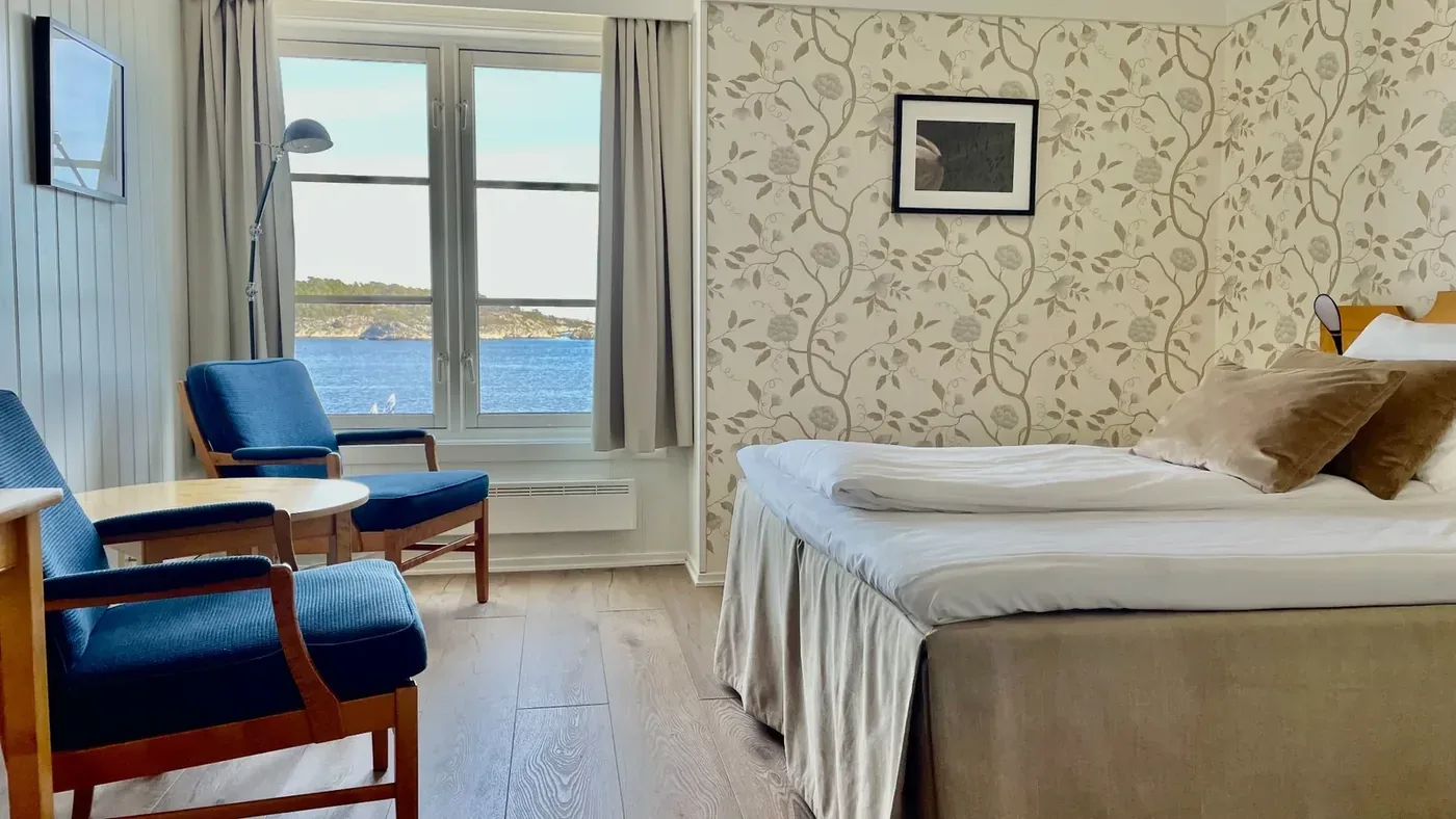 Sea-view double room with two windows facing the water