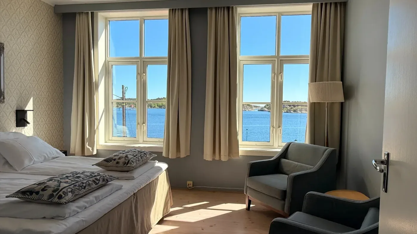 Sea-view double room with blue seating