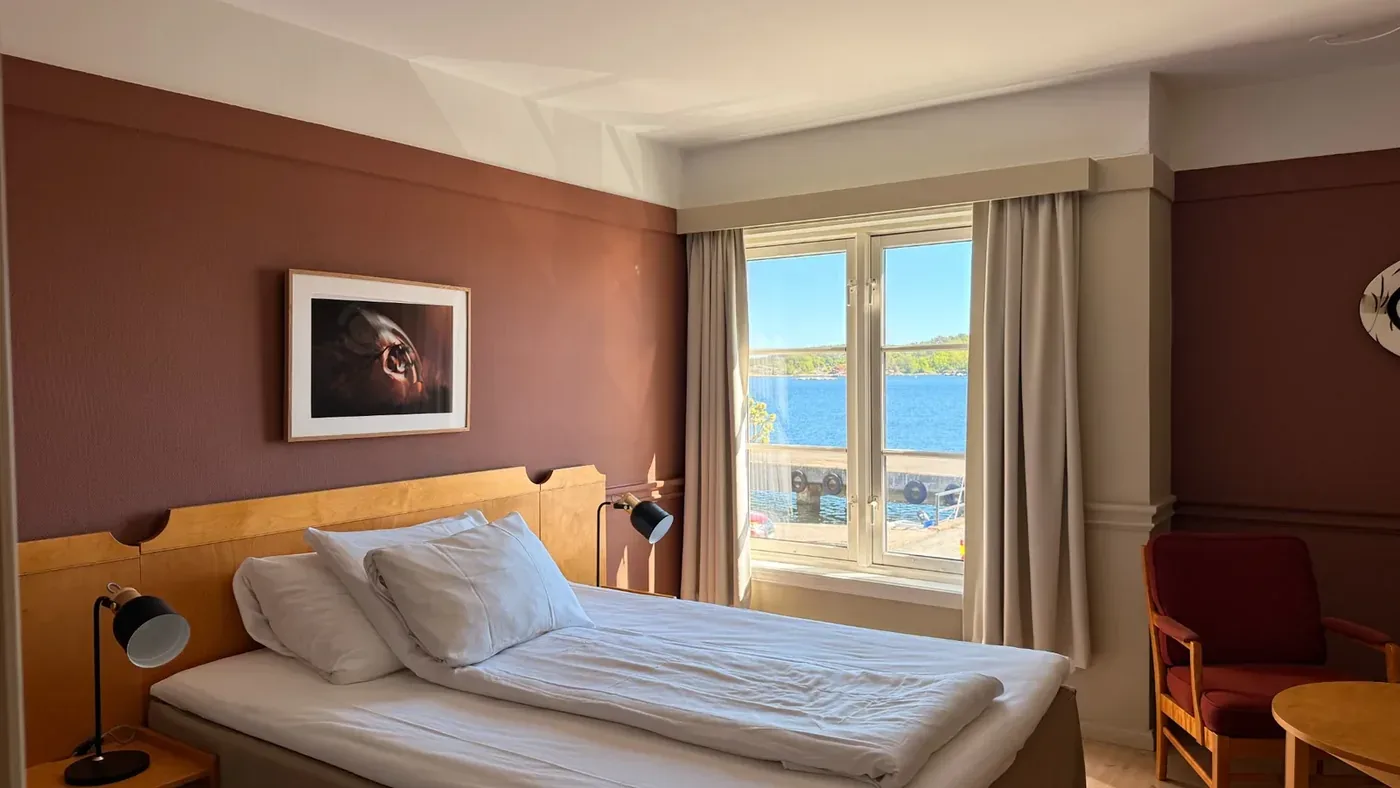 Sea-view double room with floral wallpaper