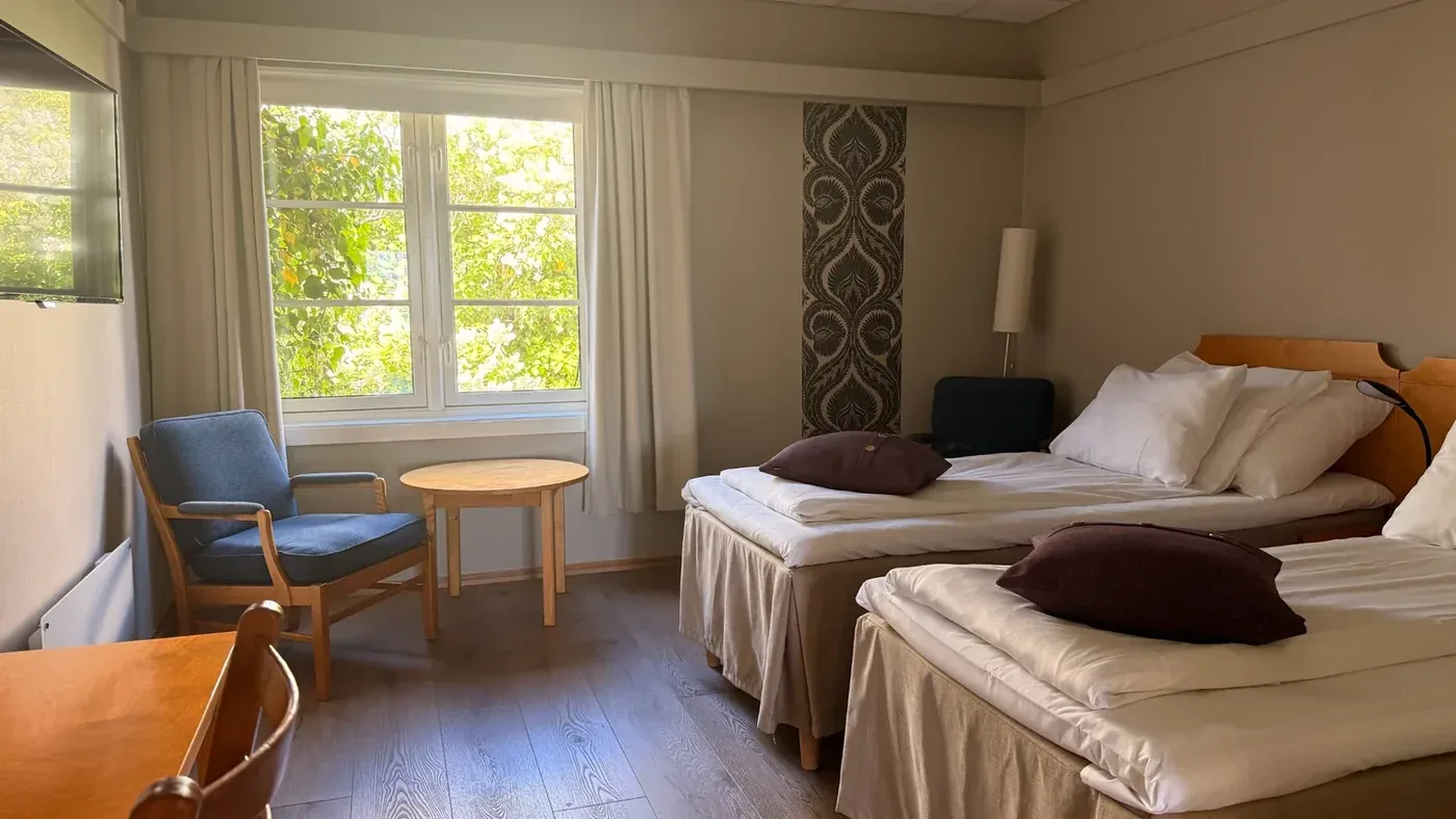 Twin room with two separate beds and sitting area