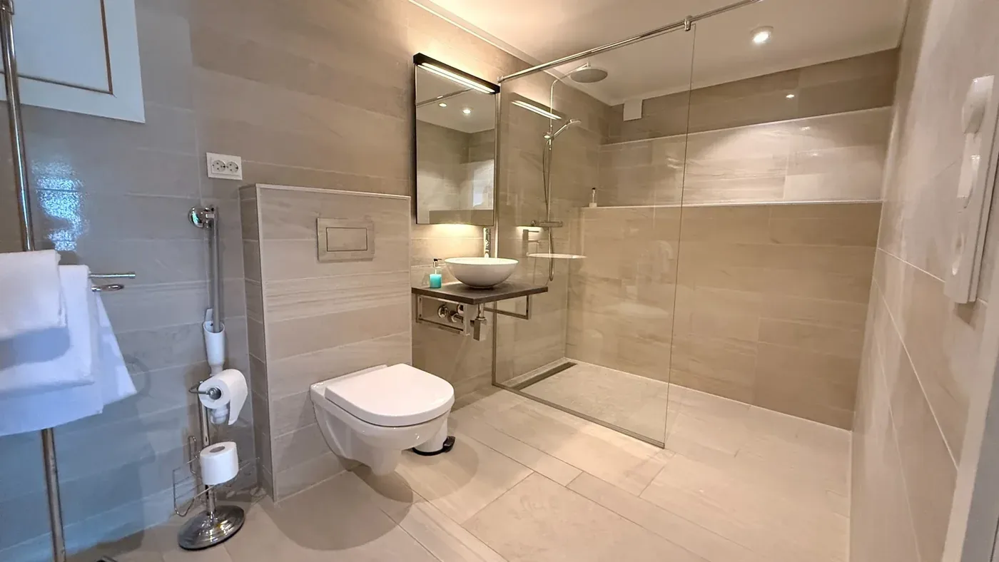 Suite bathroom with shower