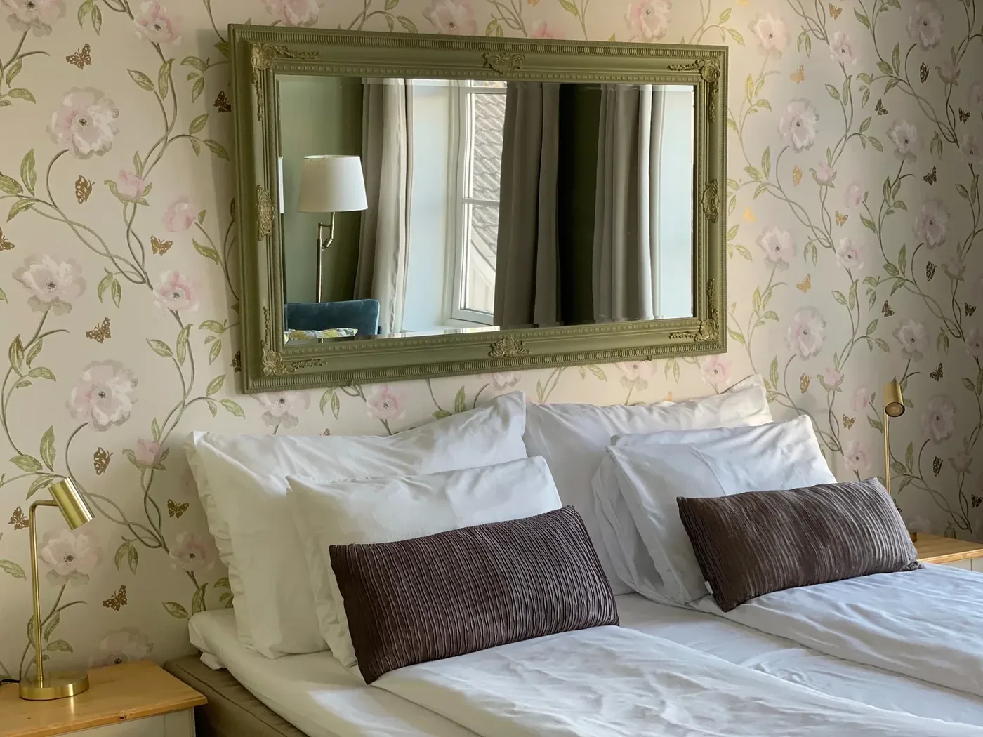 Sea-view double room with warm interior
