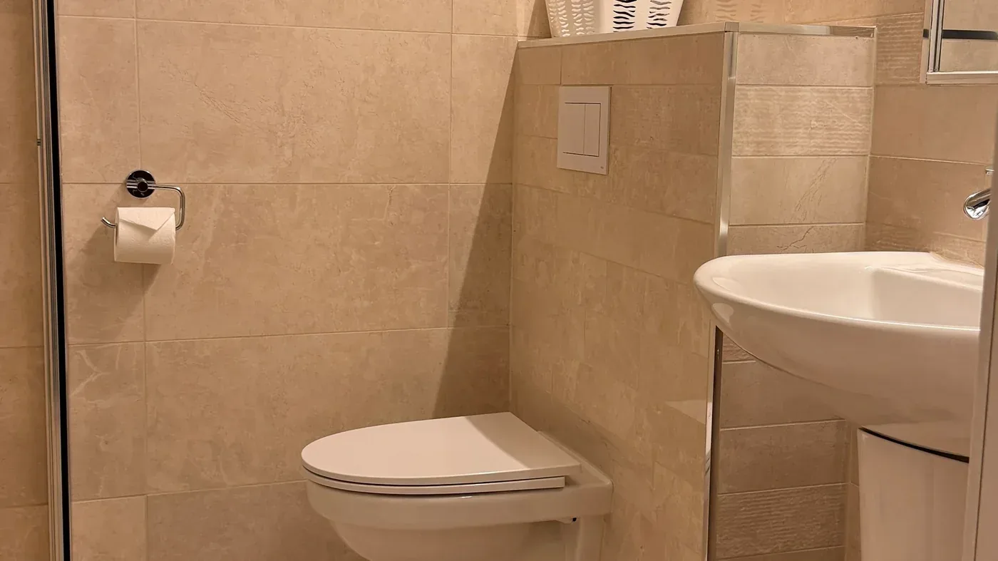 Triple room bathroom
