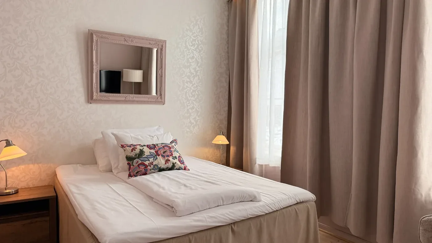 Single room with light-colored bed