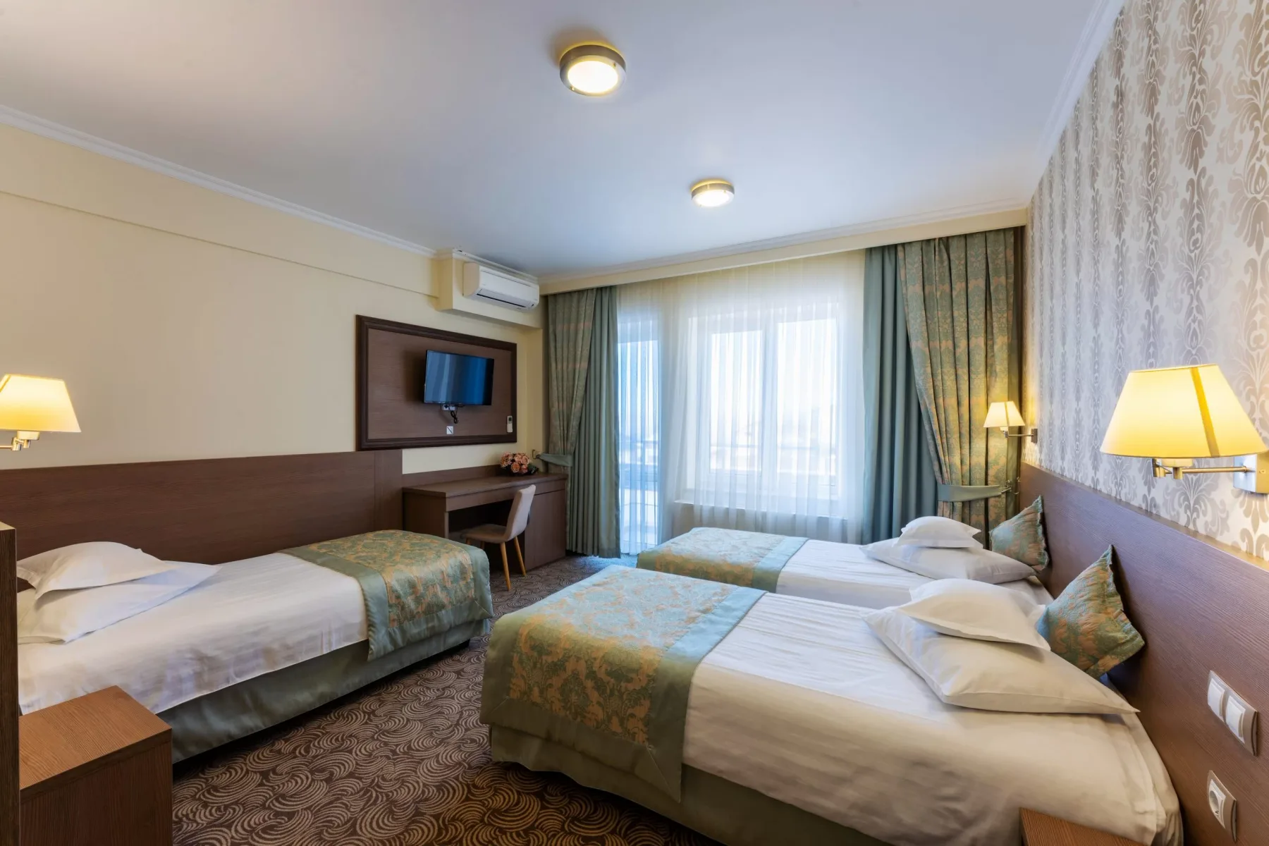 Habitación con cama doble y cama supletoria