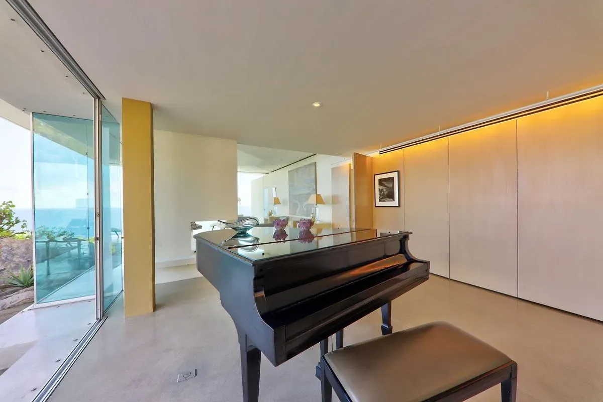 Remarkable 4BR Villa w/ Oceans Views & Pool
