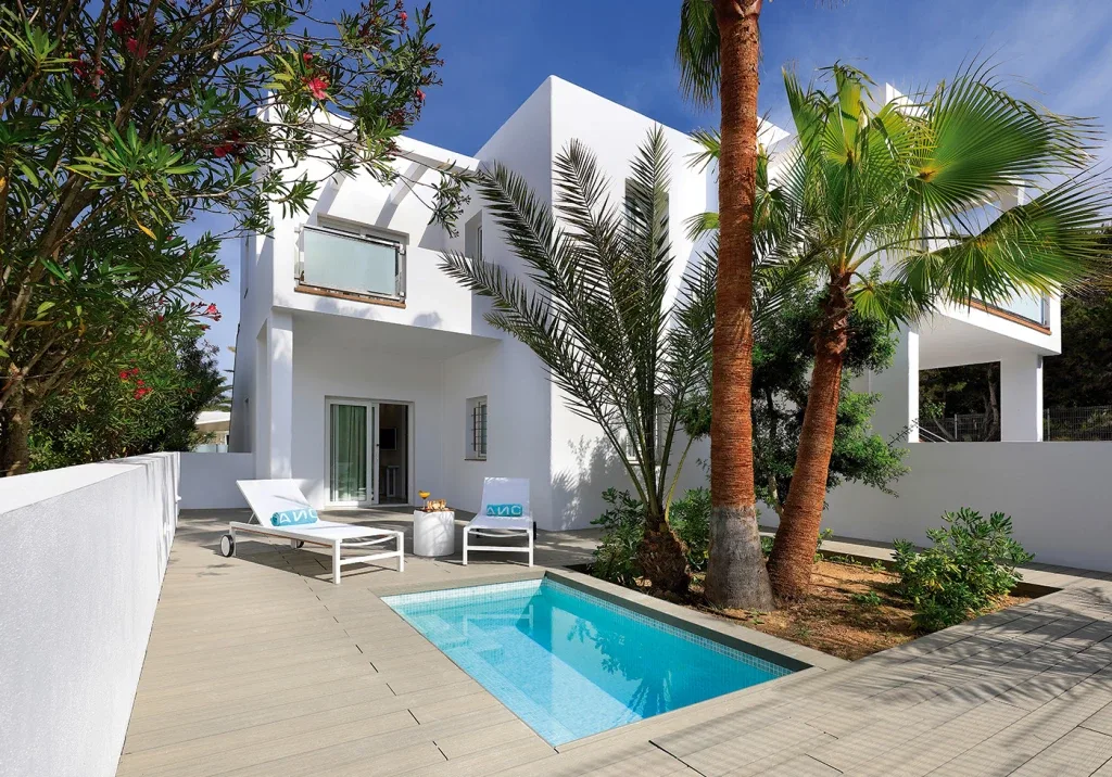 Suite con piscina y jardín