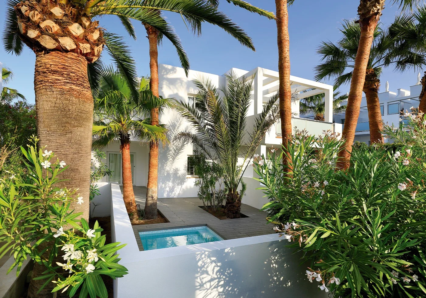 Suite con piscina y jardín