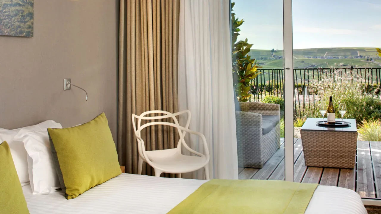 Habitación de hotel con vistas al viñedo