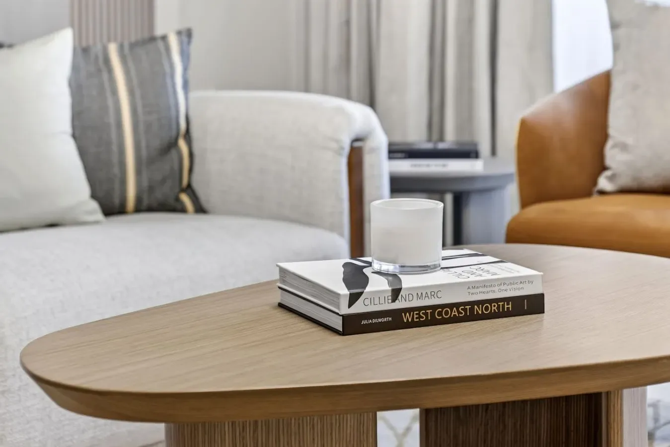 Una zona de estar con una mesa de centro de madera y libros.