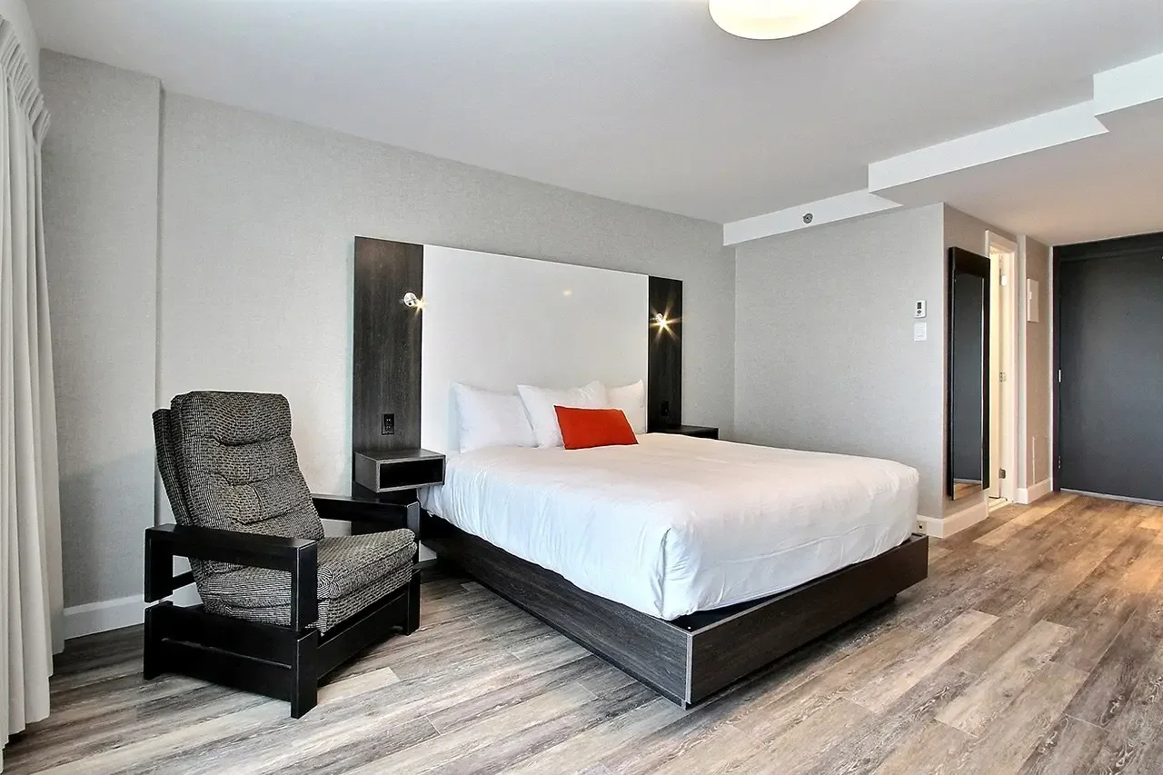 Habitación con cama king y balcón