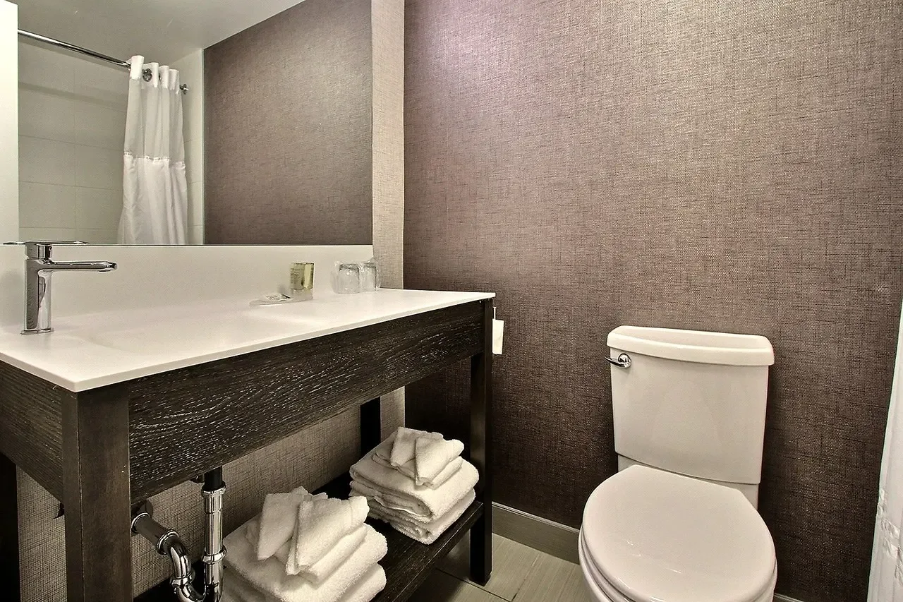 Habitación con dos camas queen y balcón