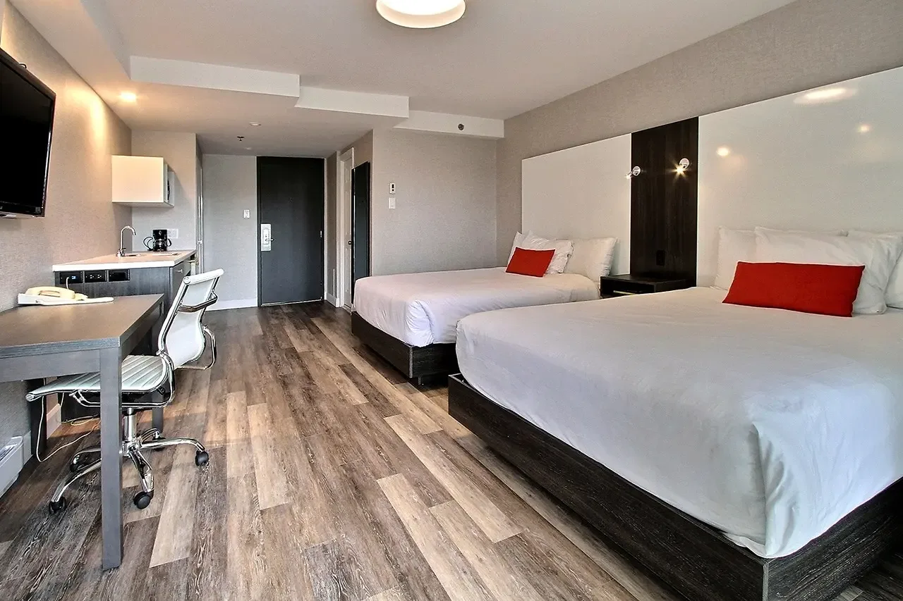 Habitación con dos camas queen y balcón