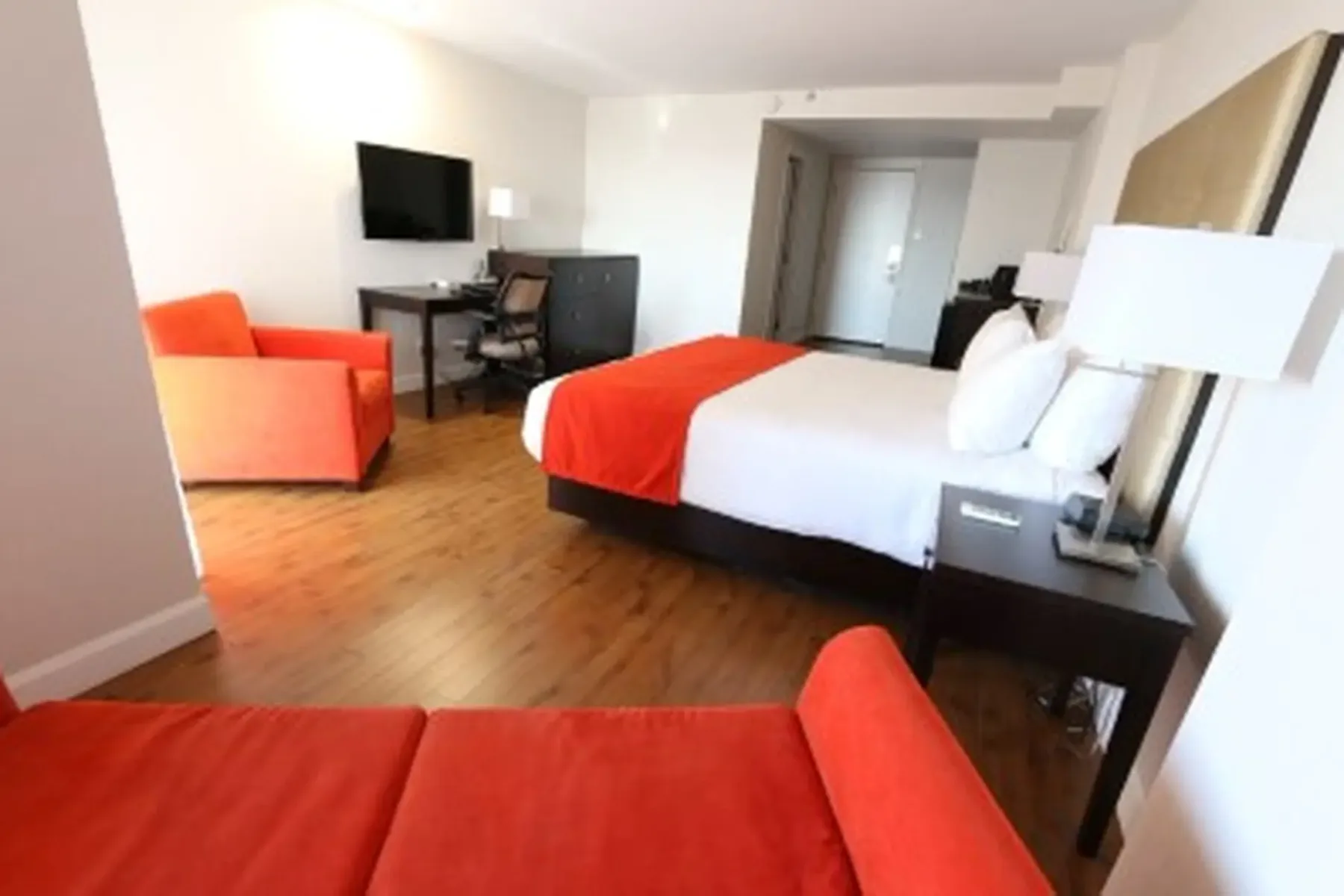 Habitación con cama king, cama abatible y balcón