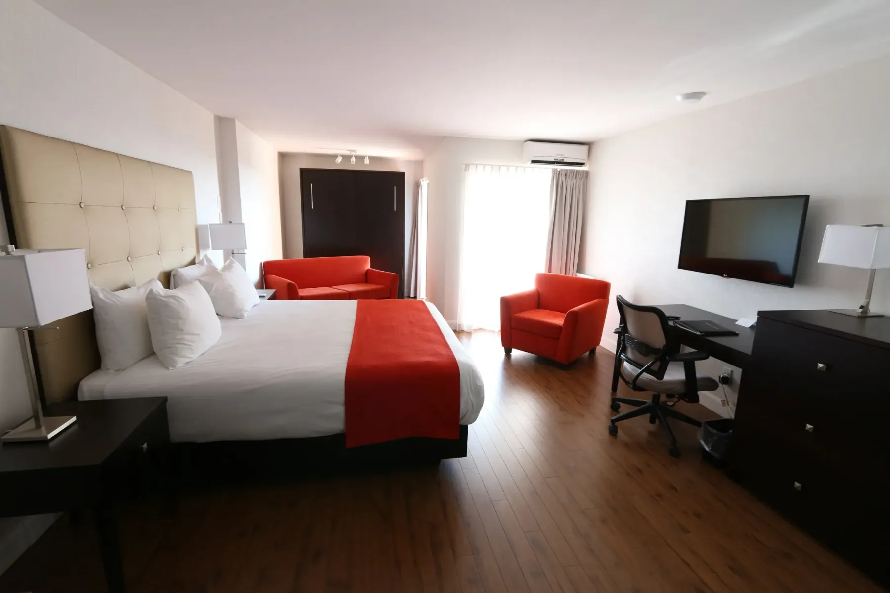 Habitación con cama king, cama abatible y balcón