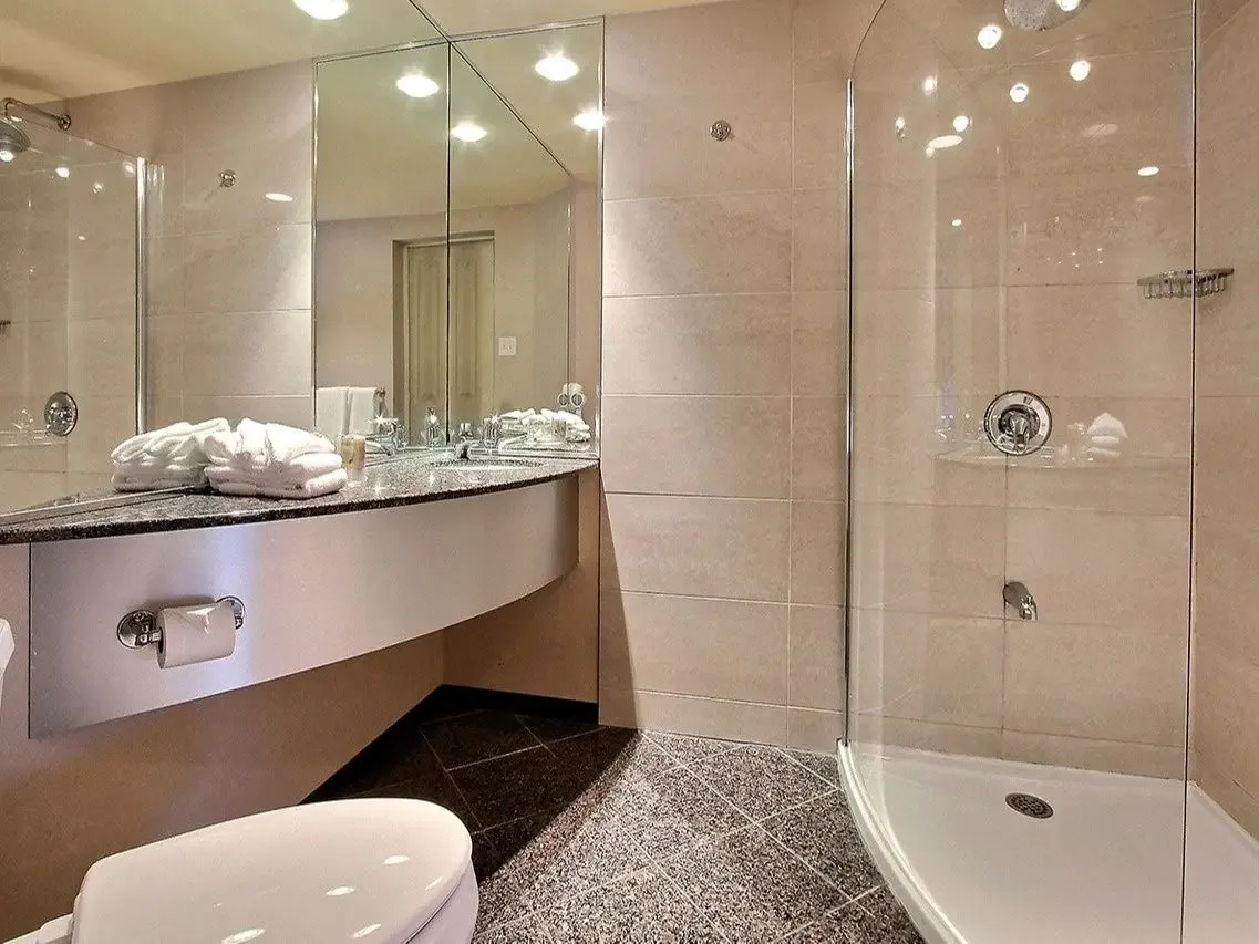 Habitación con cama king y balcón