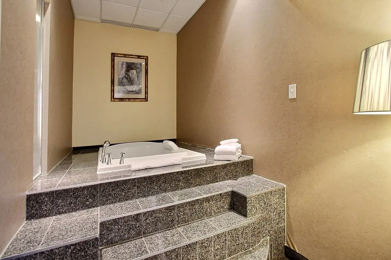 Habitación con cama king y bañera de hidromasaje