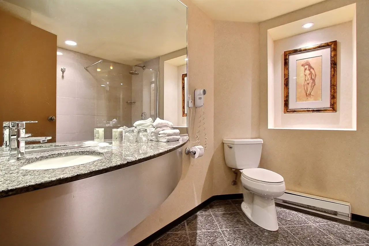 Habitación con cama king y bañera de hidromasaje