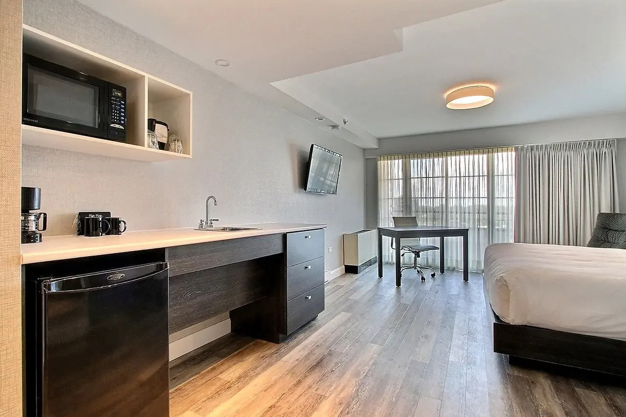 Habitación con cama king y balcón