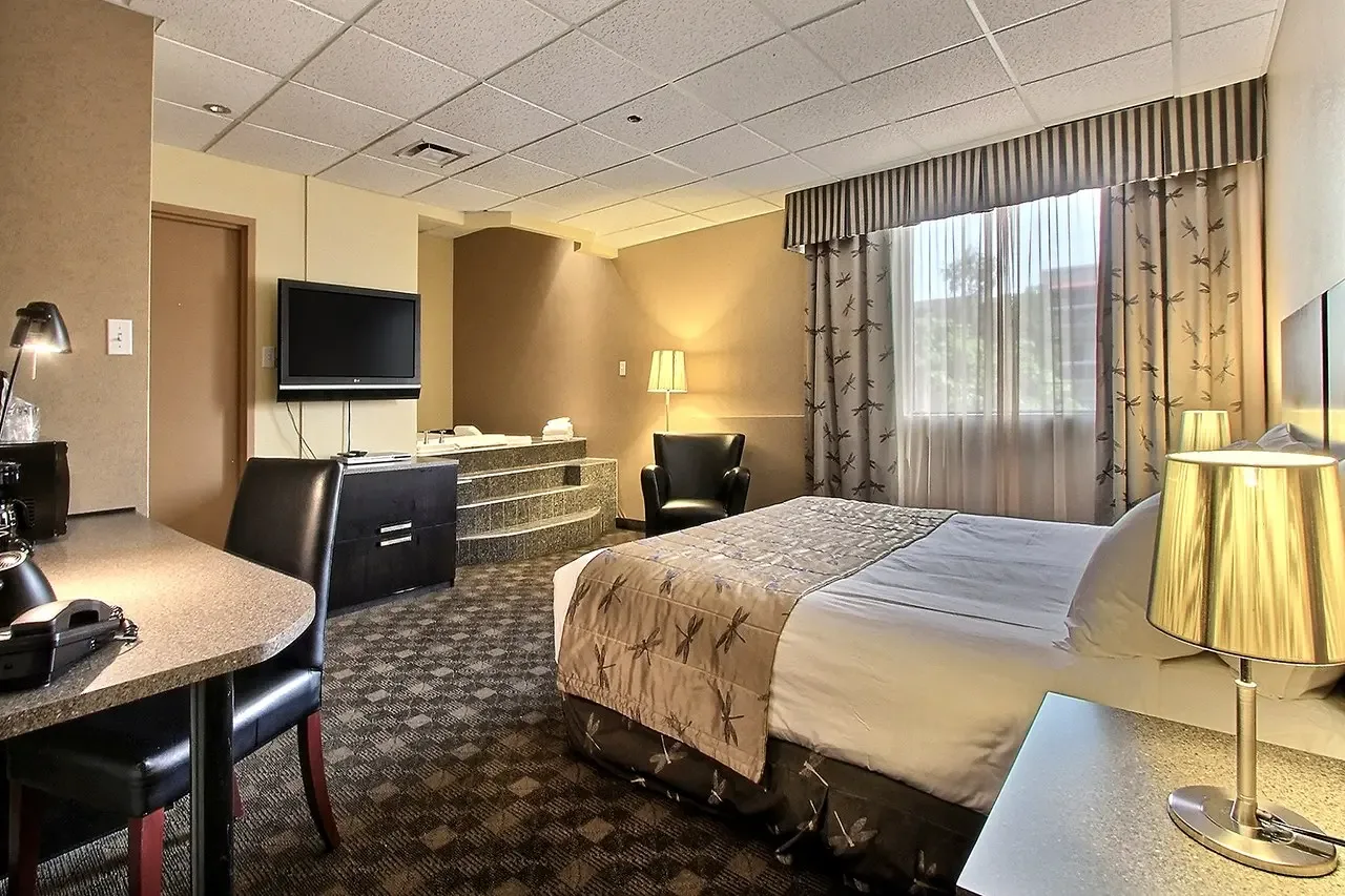 Habitación con cama king y bañera de hidromasaje