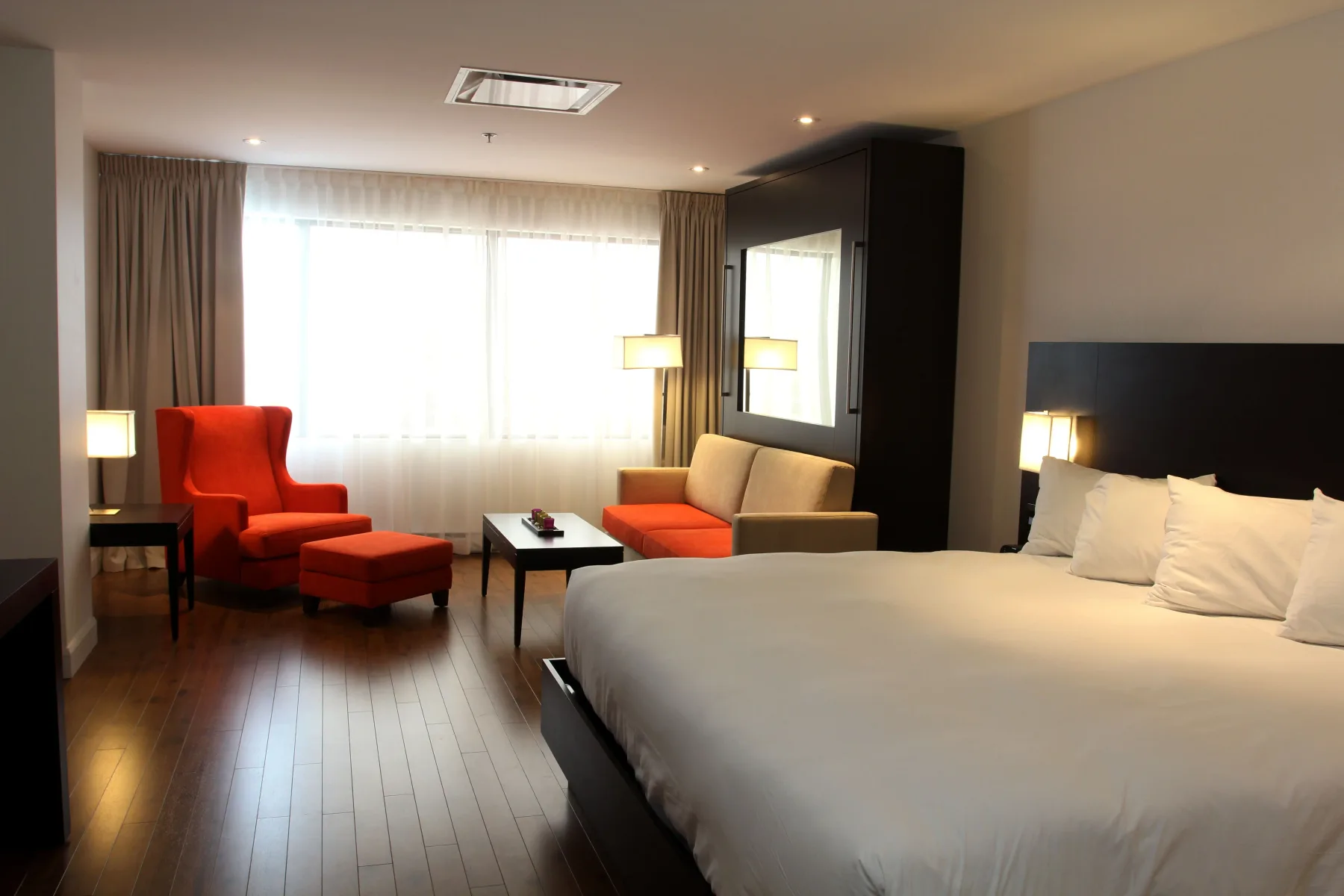 Habitación con cama king y cama abatible