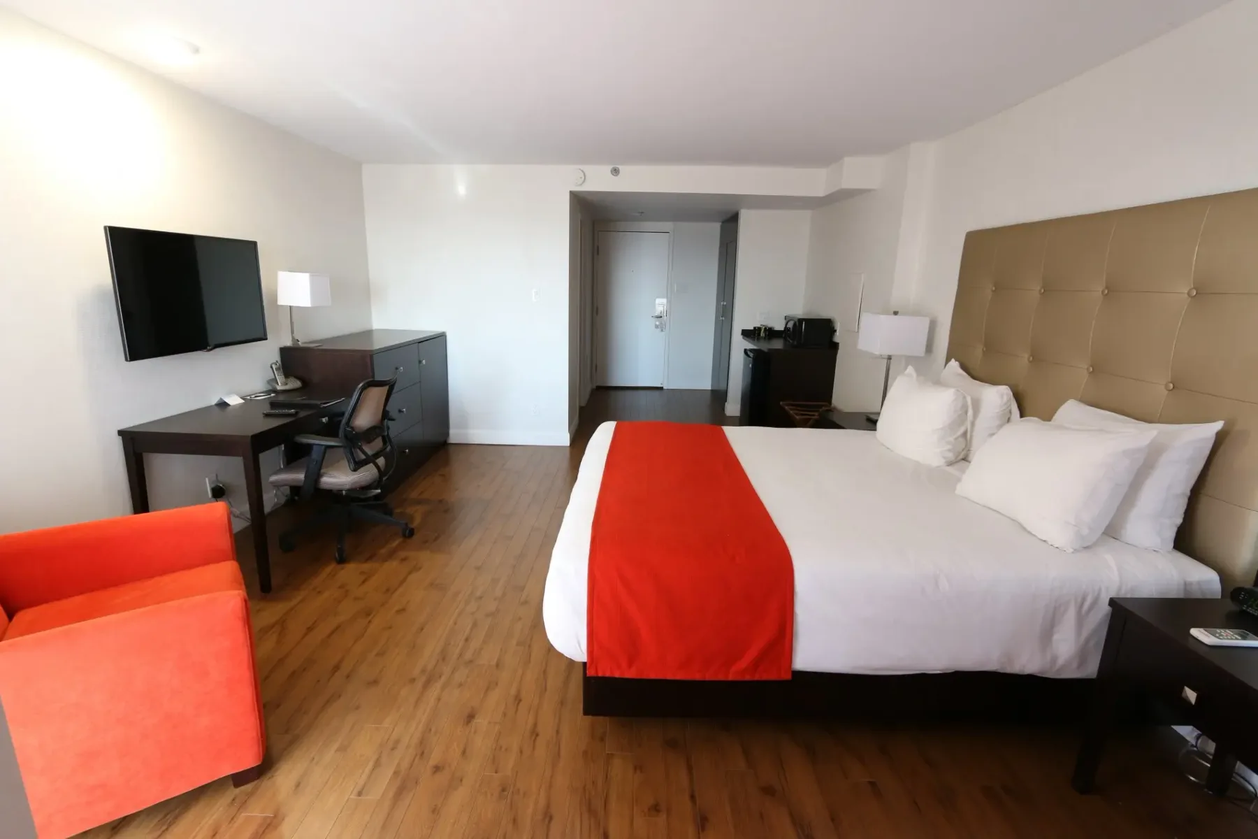 Habitación con cama king, cama abatible y balcón