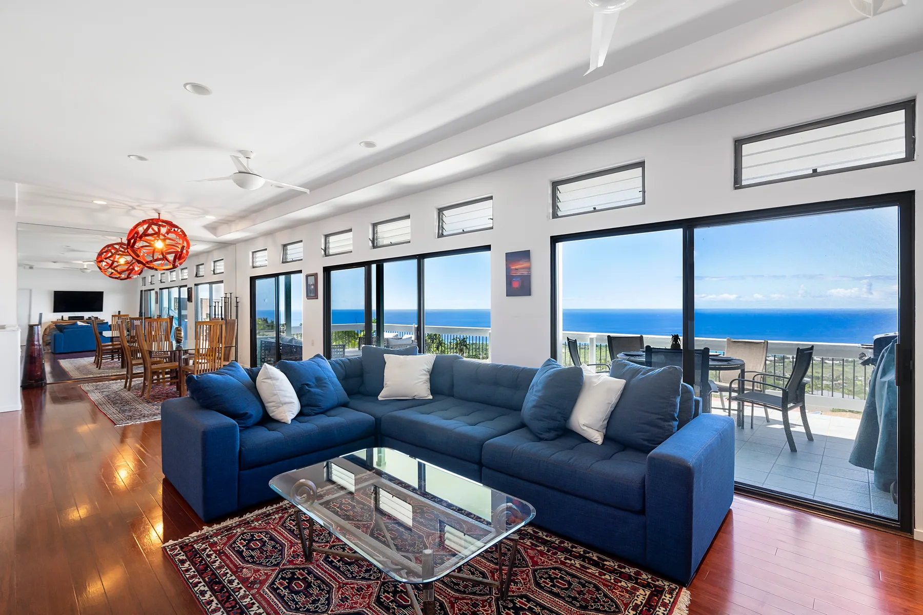 Una luminosa sala de estar y comedor se abre a un balcón con vistas al mar.