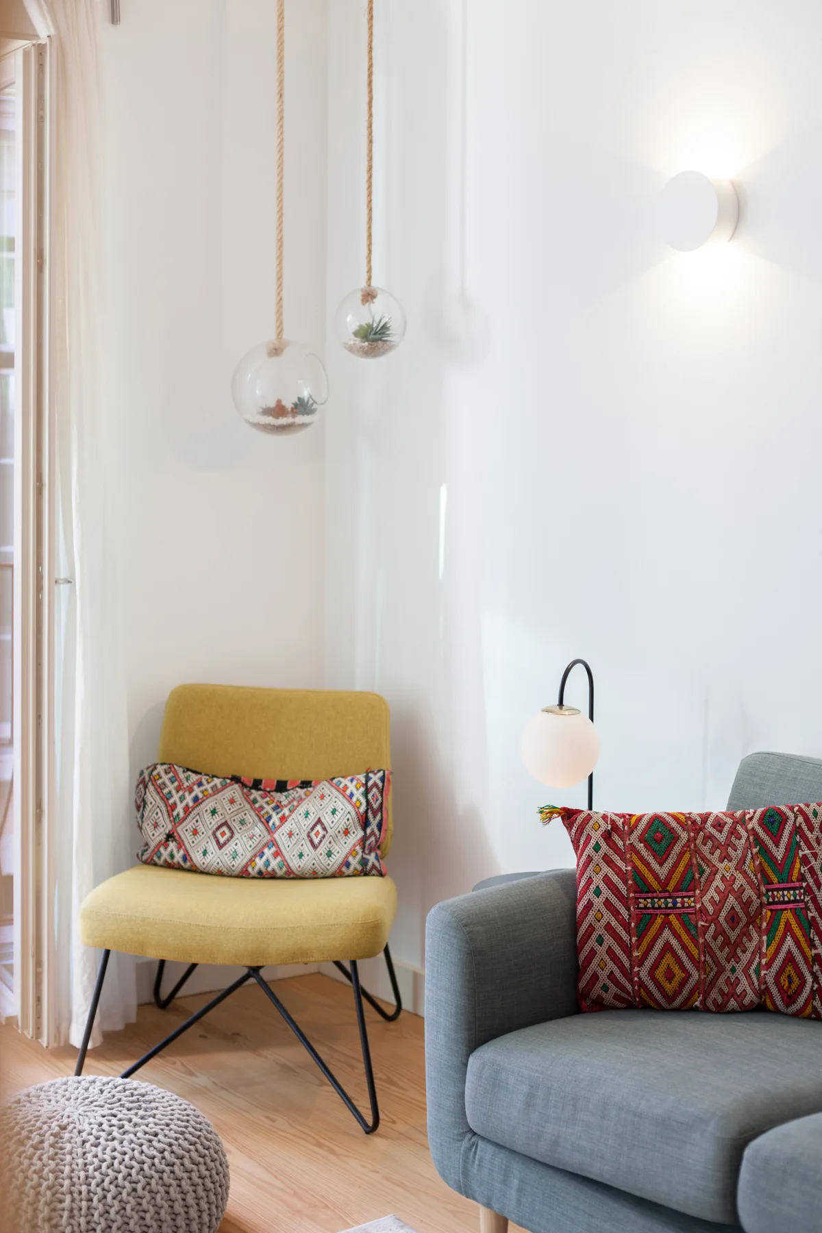 Una sala luminosa con asientos y lámparas colgantes decorativas.