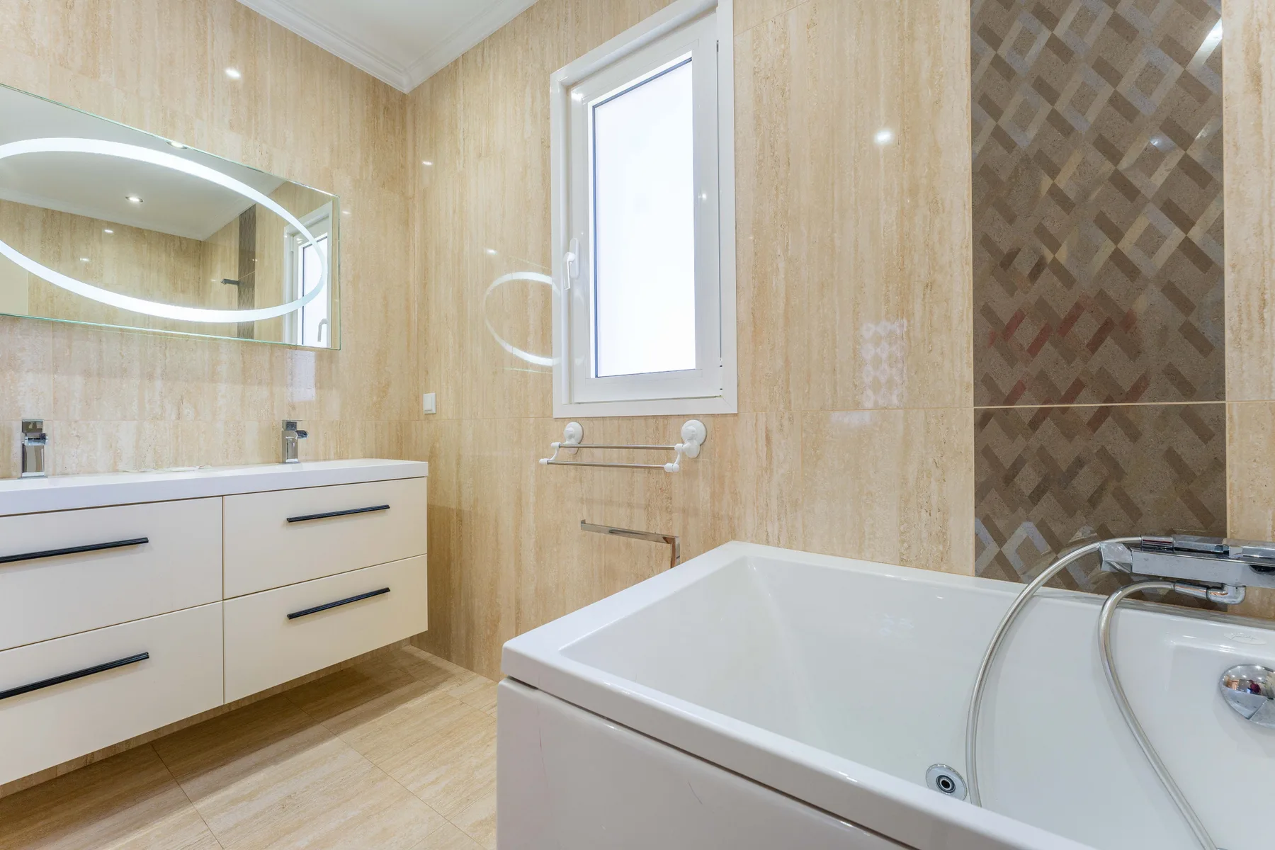 Un baño con bañera, lavabo y espejo de pared.