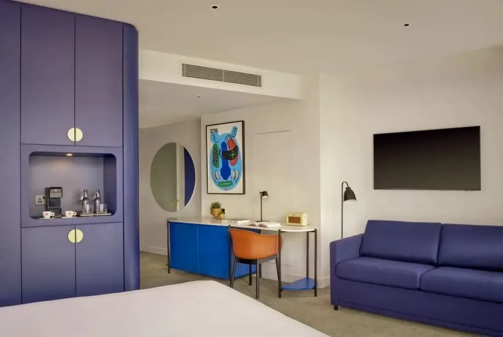 Zona de estar de la suite junto a la ventana.