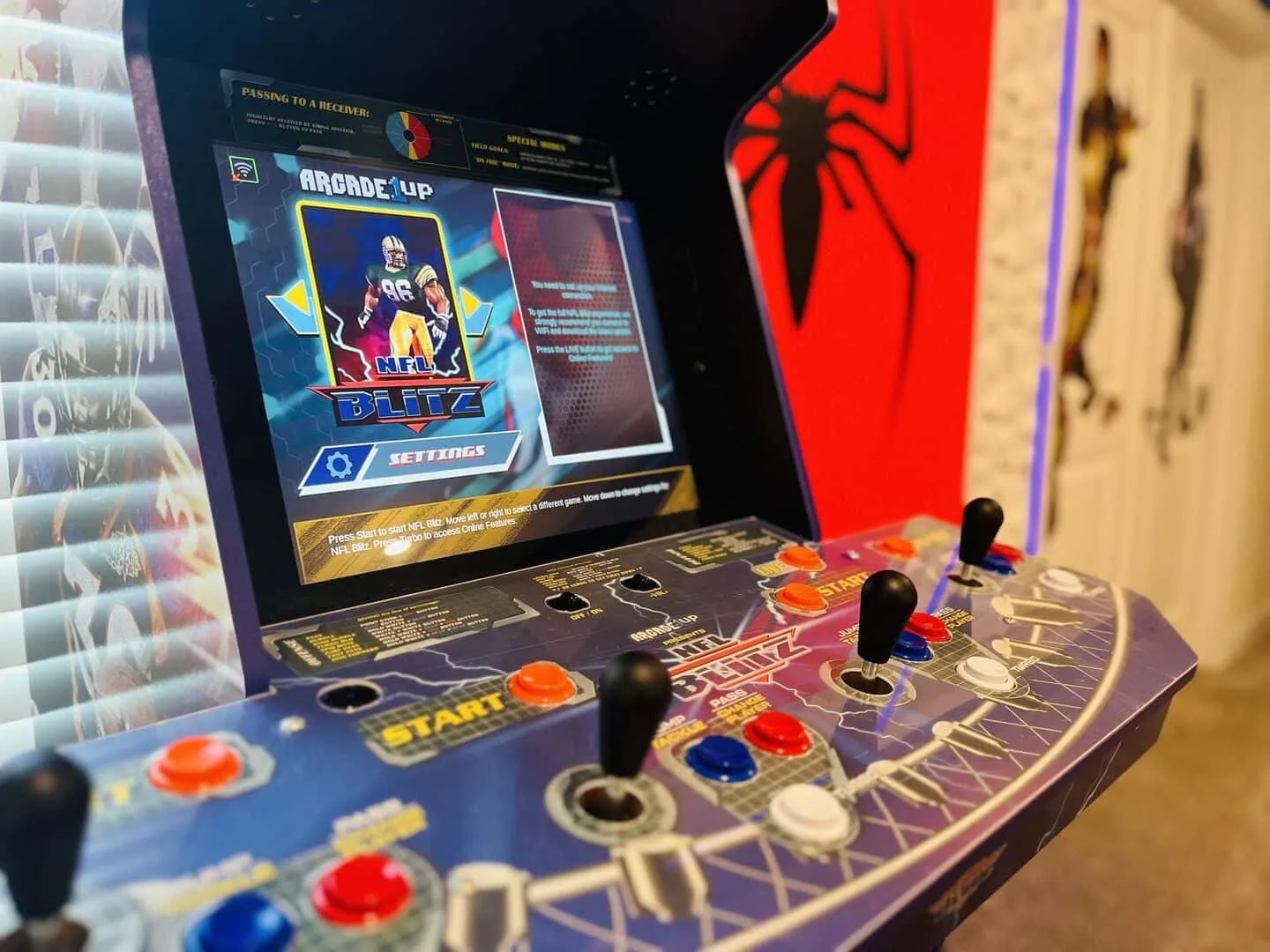 Una máquina de arcade con una pantalla colorida y controles con botones.