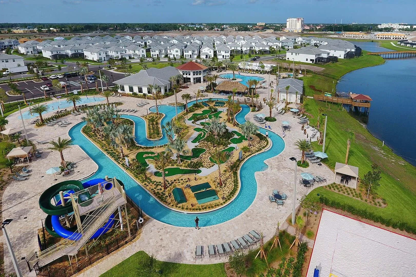 Vista aérea de un complejo de piscinas con piscinas azules sinuosas y jardines.