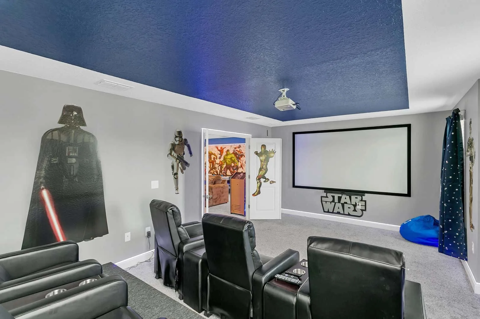 Una sala multimedia temática con una gran pantalla de proyección y decoración de ciencia ficción.