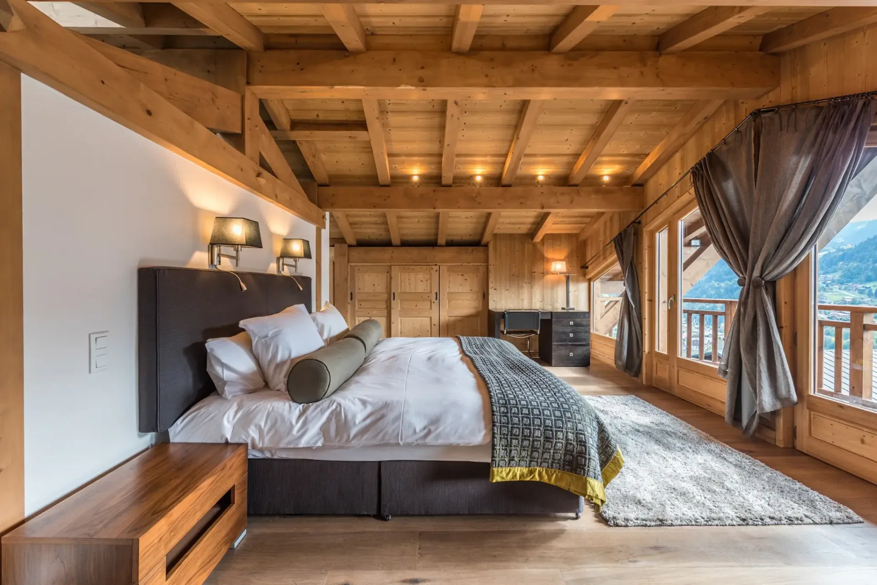 Amplio dormitorio doble con baño privado en el chalet con sauna Omaroo II en Morzine