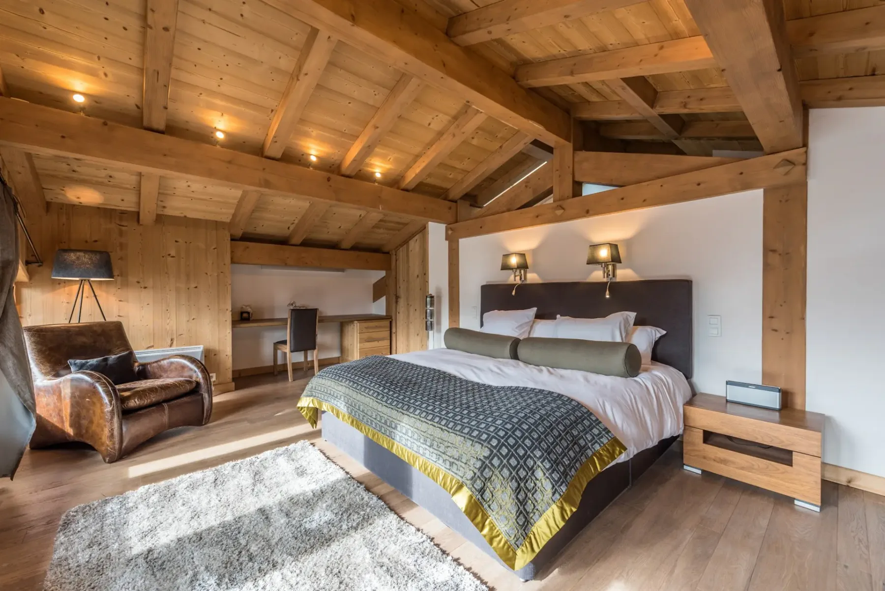 Acogedor dormitorio doble con ropa de cama y vistas al paisaje en el chalet con sauna Omaroo II en Morzine