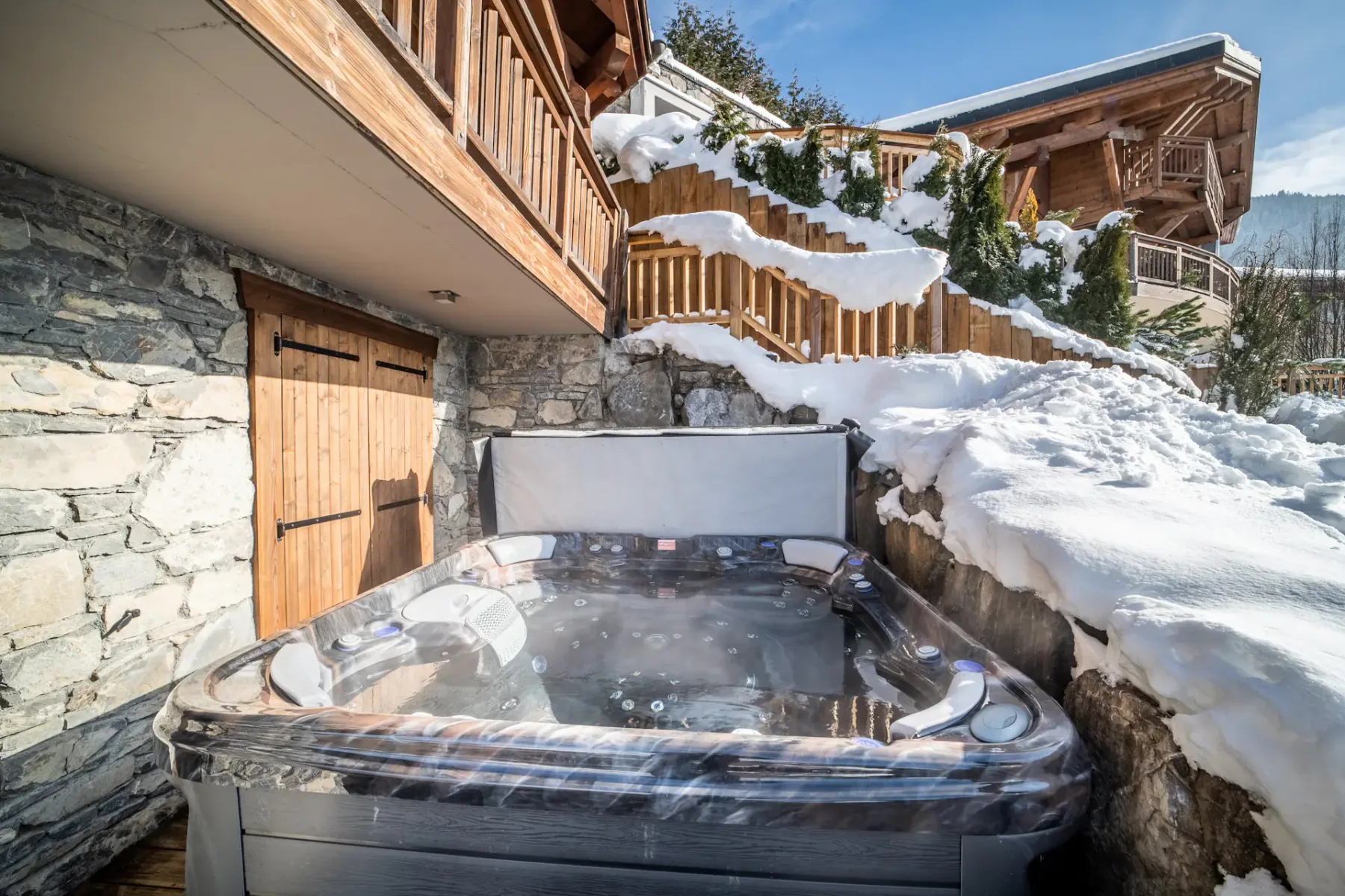 Jacuzzi exterior con vistas en el chalet ecológico Omaroo II en Morzine