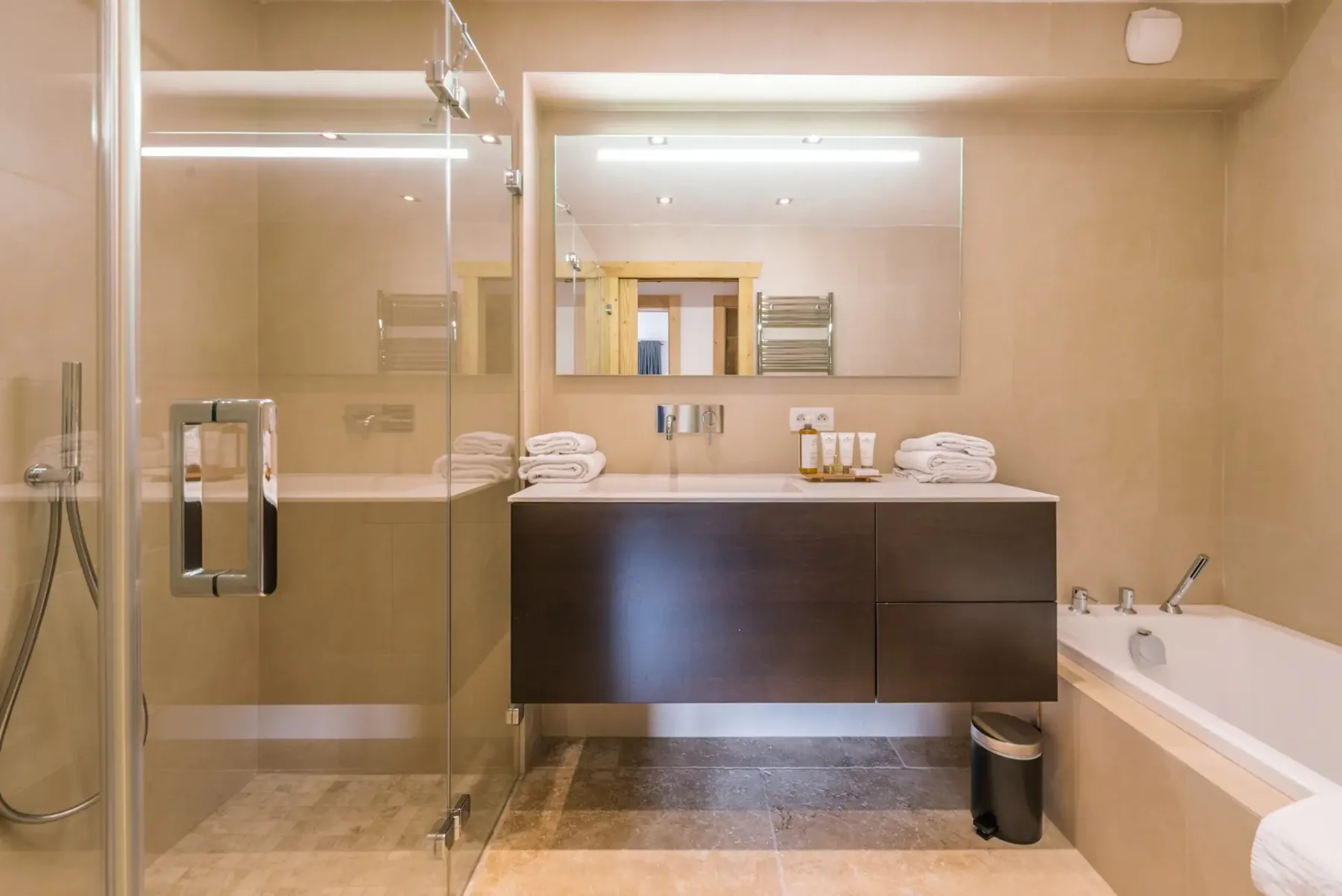 Un baño contemporáneo con ducha, bañera y lavabo.