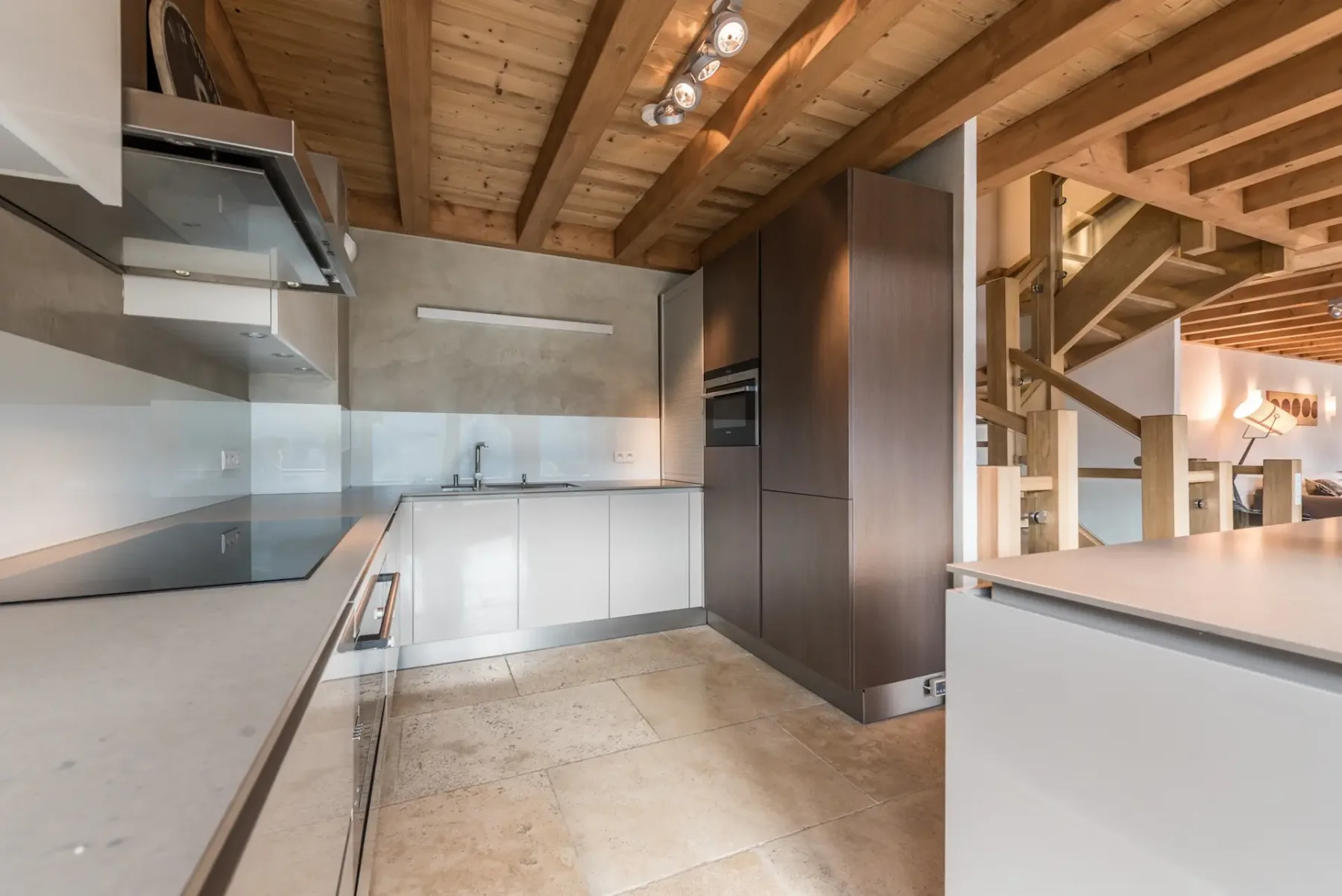 Cocina contemporánea del chalet familiar de lujo Omaroo II en Morzine