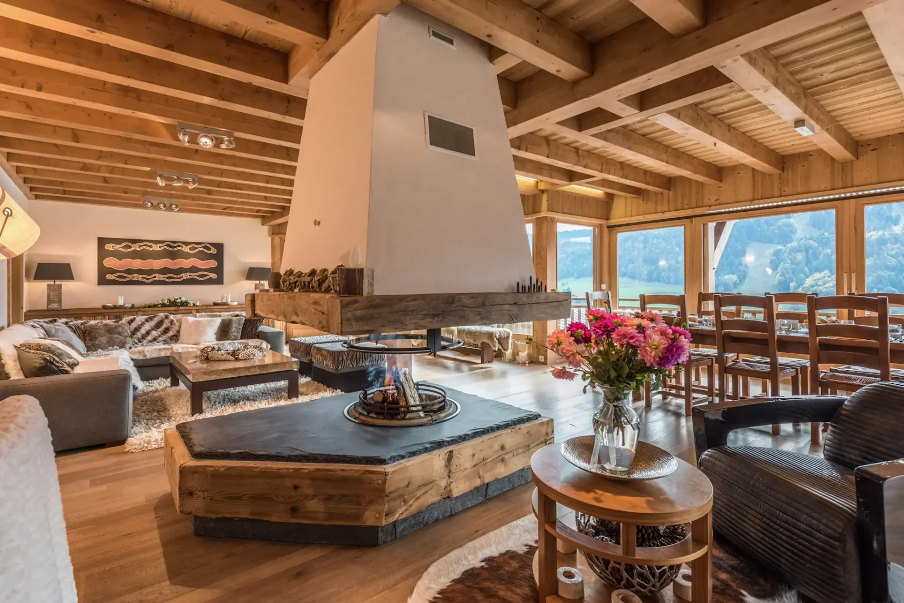 Bonita chimenea en el salón del chalet familiar Omaroo II en Morzine