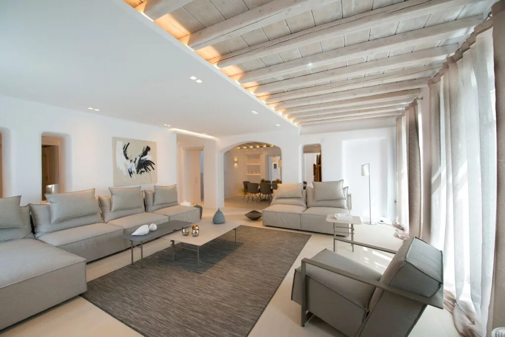 Una sala luminosa con asientos dispuestos alrededor de una alfombra grande.