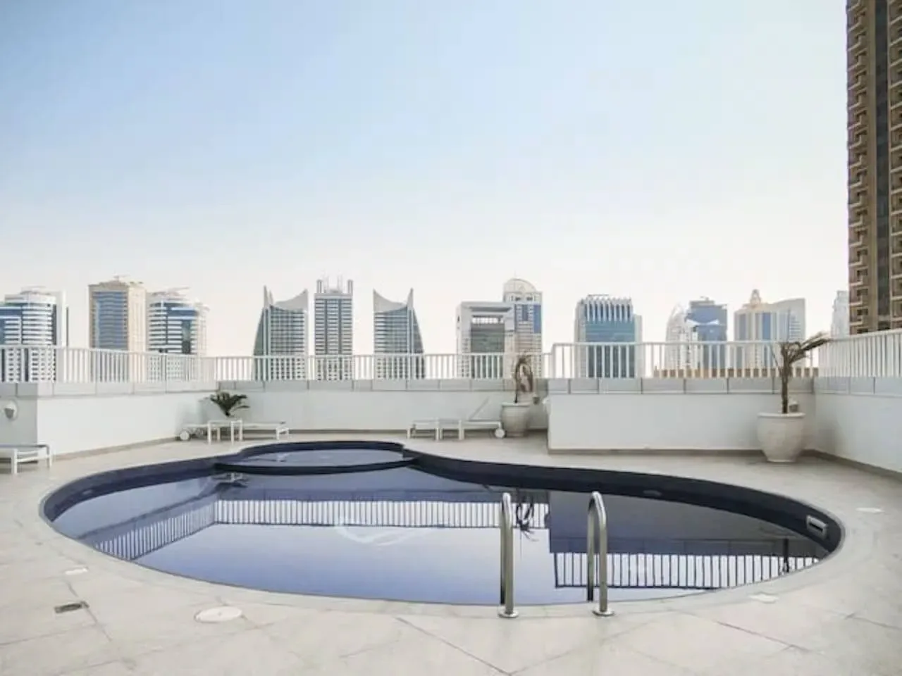 Una piscina en la azotea ofrece vistas del perfil urbano.
