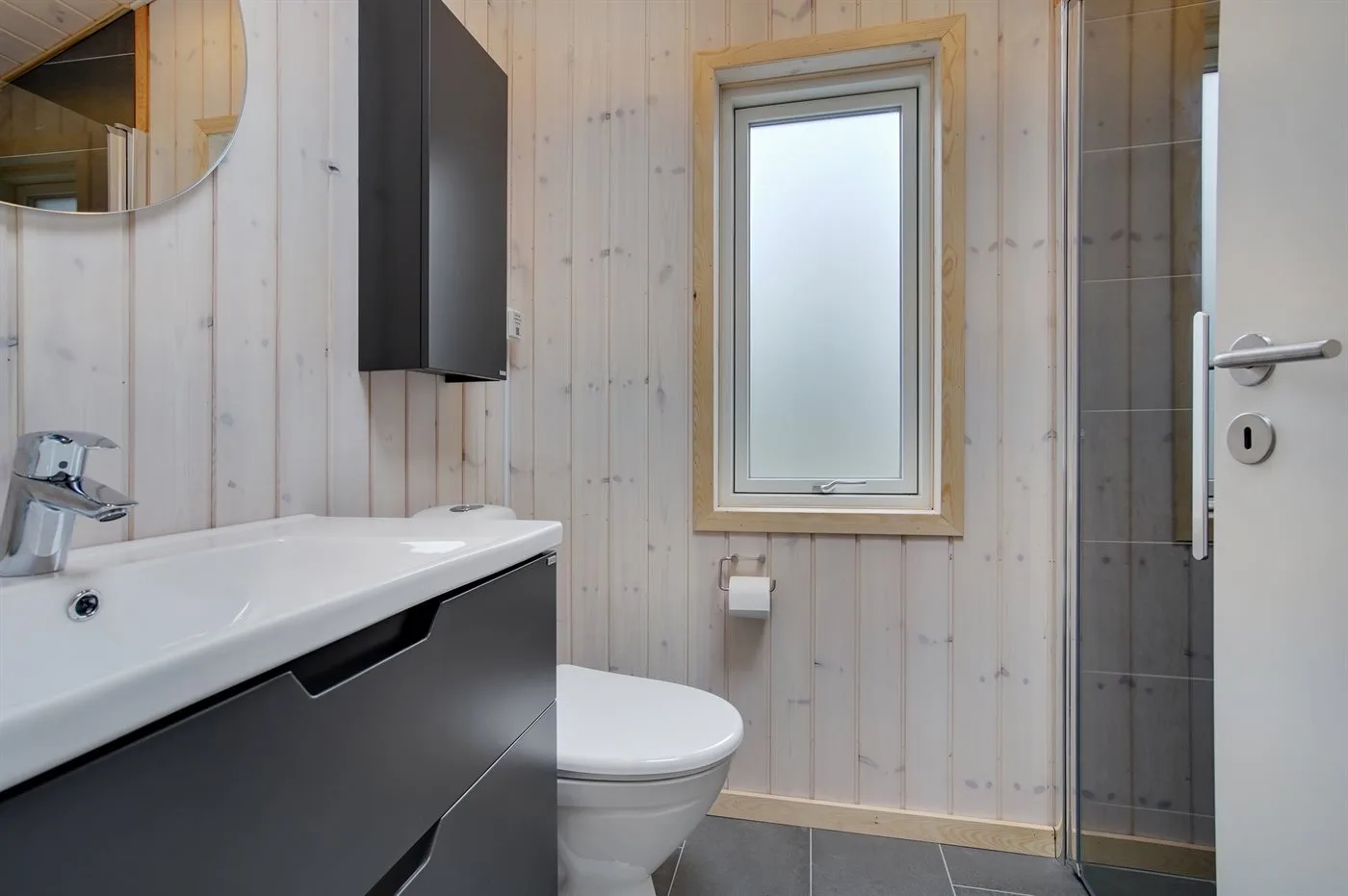 Un baño con lavabo, inodoro y ducha.