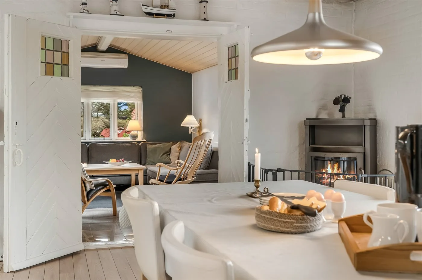 Un comedor abierto con una mesa junto a una sala de estar.