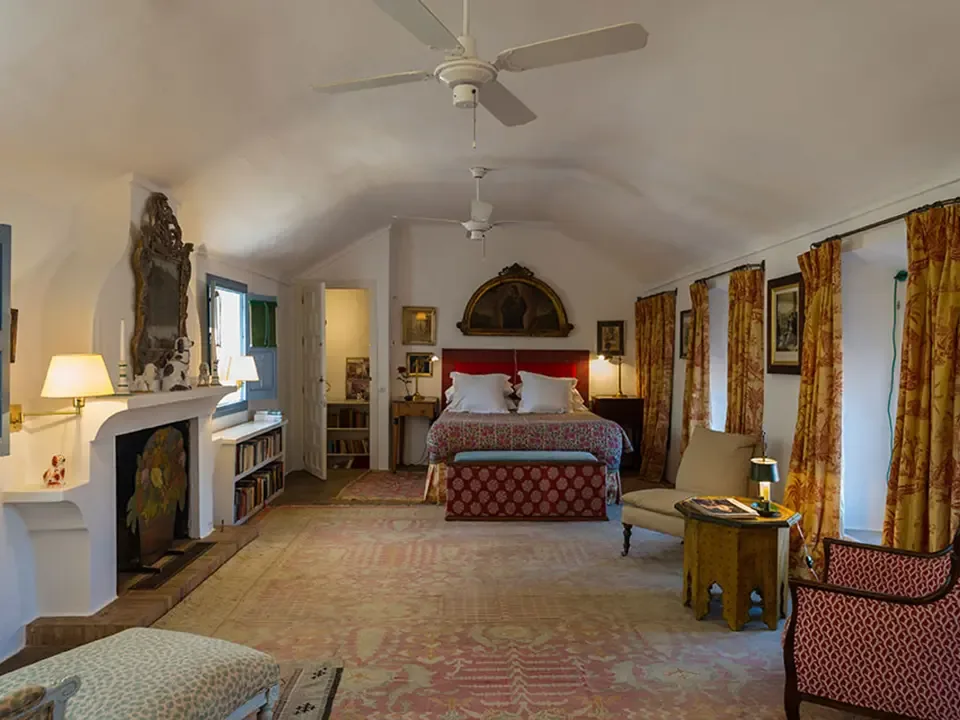 Las Colmenas room