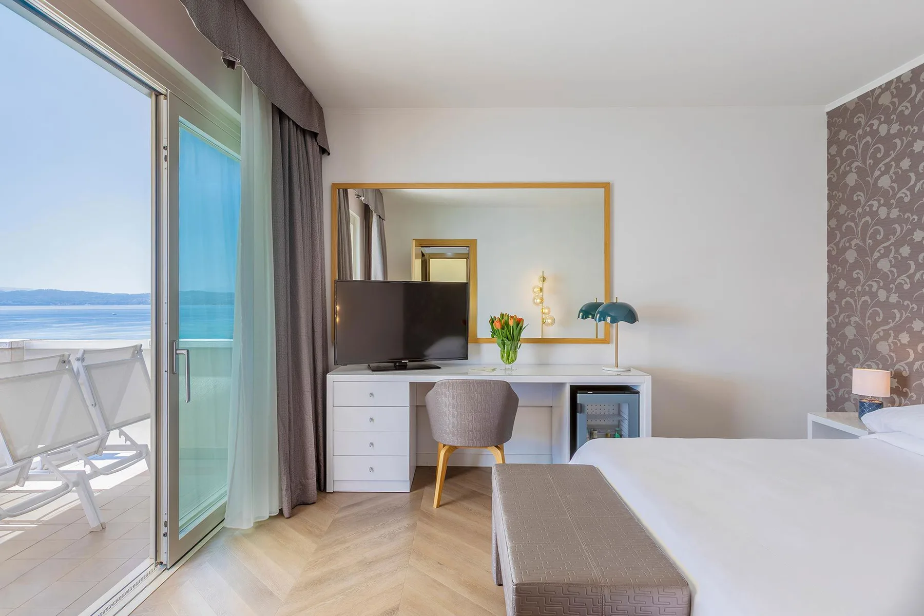 Lakefront hotel room